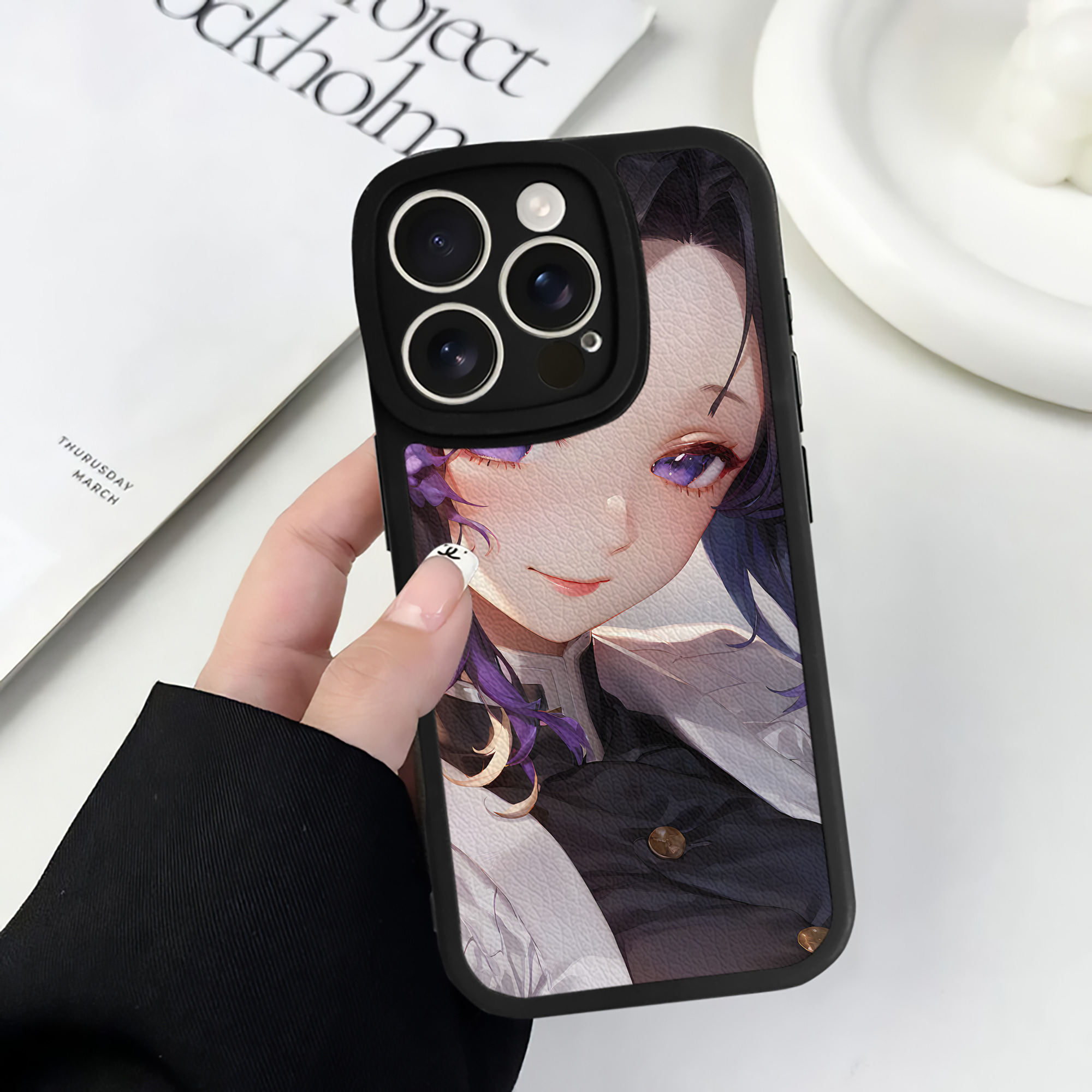 （画像用） 鬼滅の刃（きめつのやいば）蟲柱-胡蝶 しのぶ／こちょう しのぶ Kochou Shinobu 【iPhone 16シリーズ対応】シリコンスマホケース（レザー調） 材質：シリコン